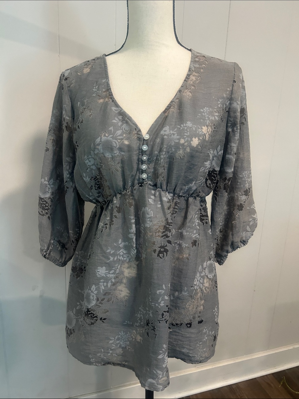 Y2K Charlotte Russe Gray Floral V-Neck Tunic with Pearl Buttons